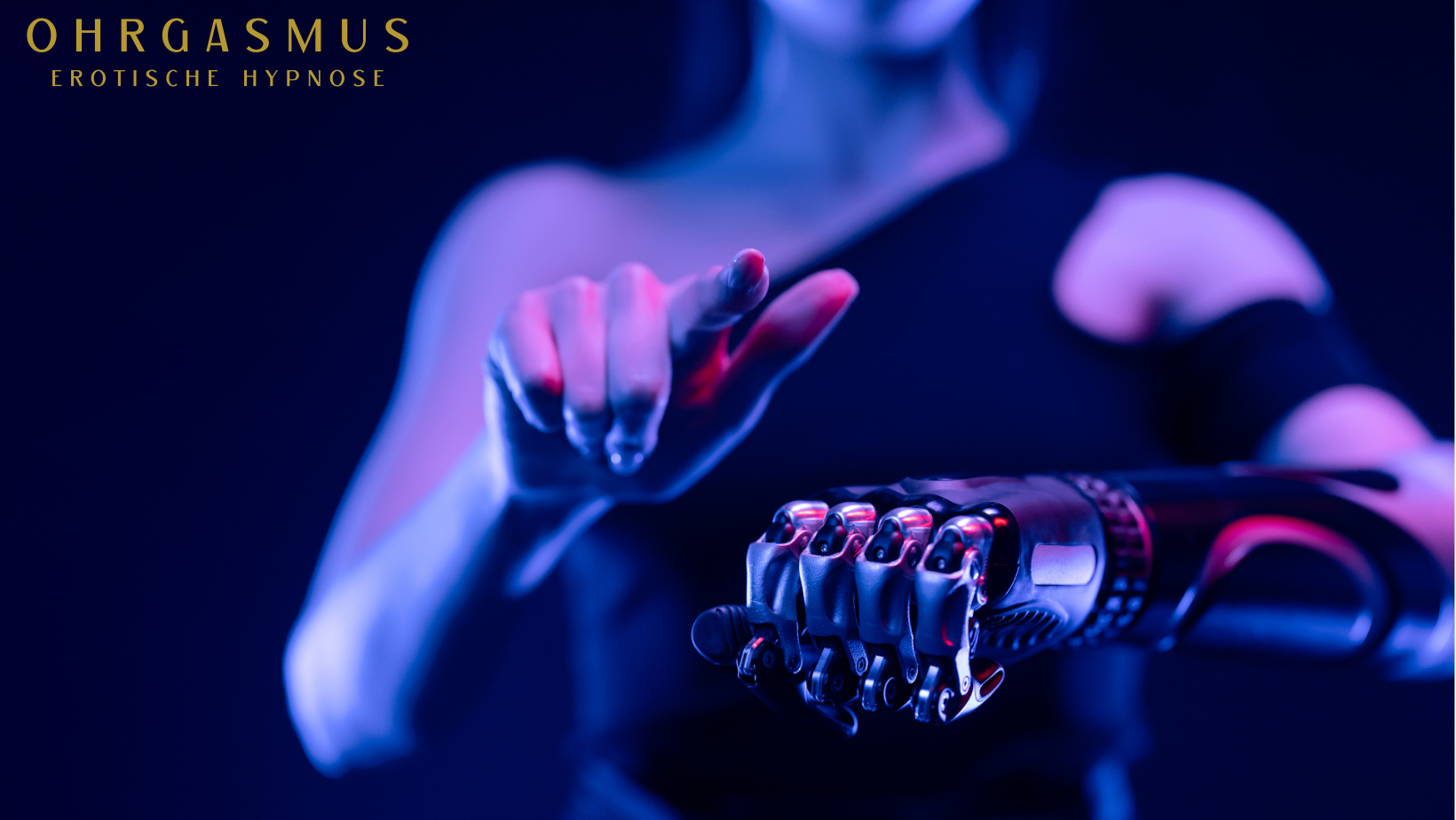 Rumpf einer Frau. Eine Hand ist menschlich. Ihr Zeigefinger zeigt Richtung Kamera. Die recht Hand aus Stahl, eine Roboterhand. Sie ist als lose Faust geballt.