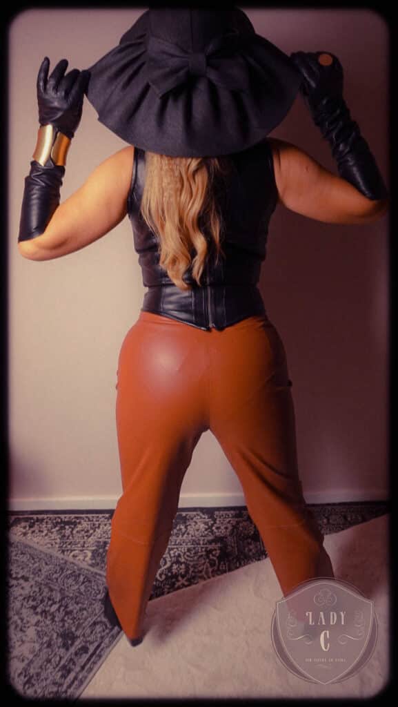 OHRgasmus erotische Hypnose Stimme der Trance Lady C Portrait 002 Leder Herrin
