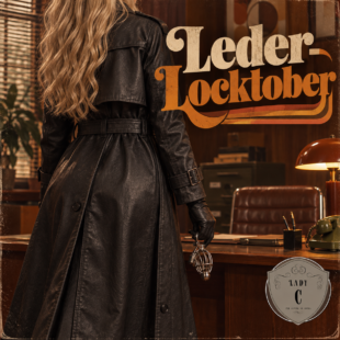 Frau im schwarzen Ledertrenchcoat hält Schlüsselbund vor Leder Locktober Schriftzug